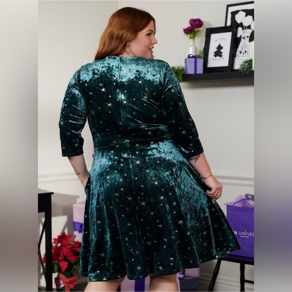 Her Universe Retro Star Velvet Dress Plus Size - Picture 15 of 15